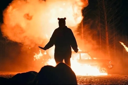 Вышел русский трейлер хоррора «Винни-Пух: Кровь и мед». Он выйдет в кинотеатрах